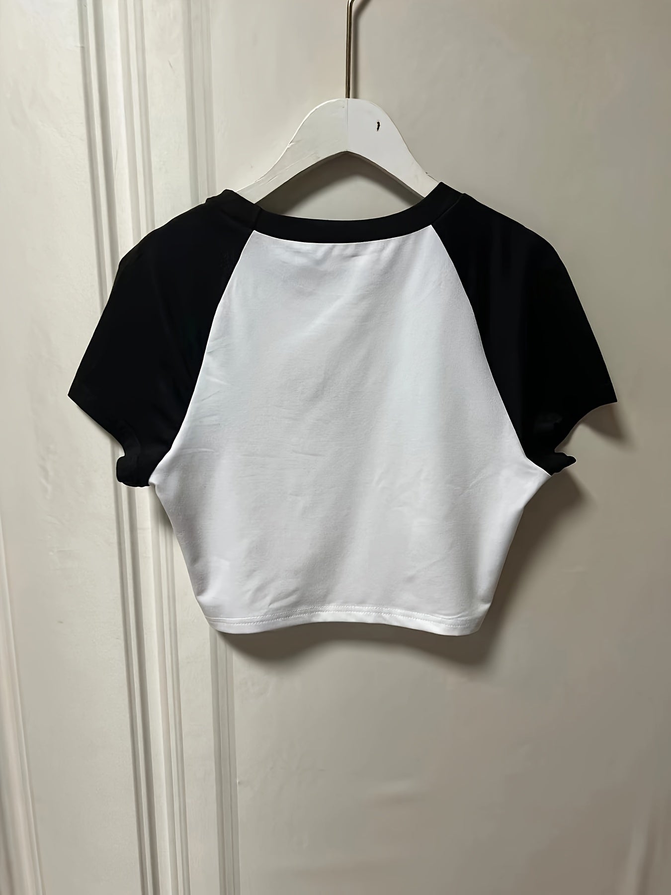 Women's Y2K Cropped T-Shirt - Contrast Black & White Geometric Star Print, Semi-Sheer Stretchy Slim Fit Top with Raglan Sleeves, Machine Washable Casual Streetwear, Cute T Shirts, Versatile Clothing, Comfortable Fit