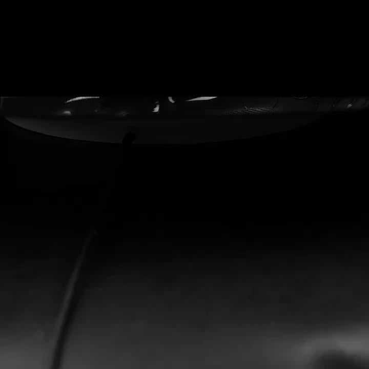 Botas de trabalho para homem com biqueira de aço e proteção contra perfurações - Respiráveis, antiderrapantes, com atacadores e fivela giratória, resistentes para atividades ao ar livre, topo em malha preta e cinzenta.