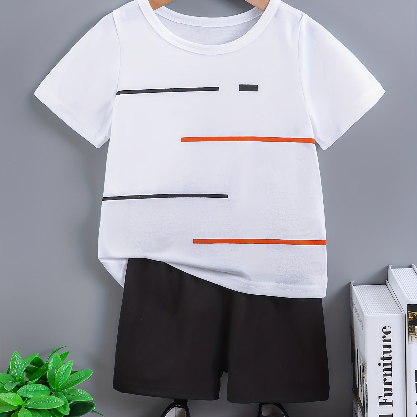 Conjunto de 2 peças para menino, composto por t-shirt de manga curta com gola redonda e estampado às riscas, ideal para o verão.