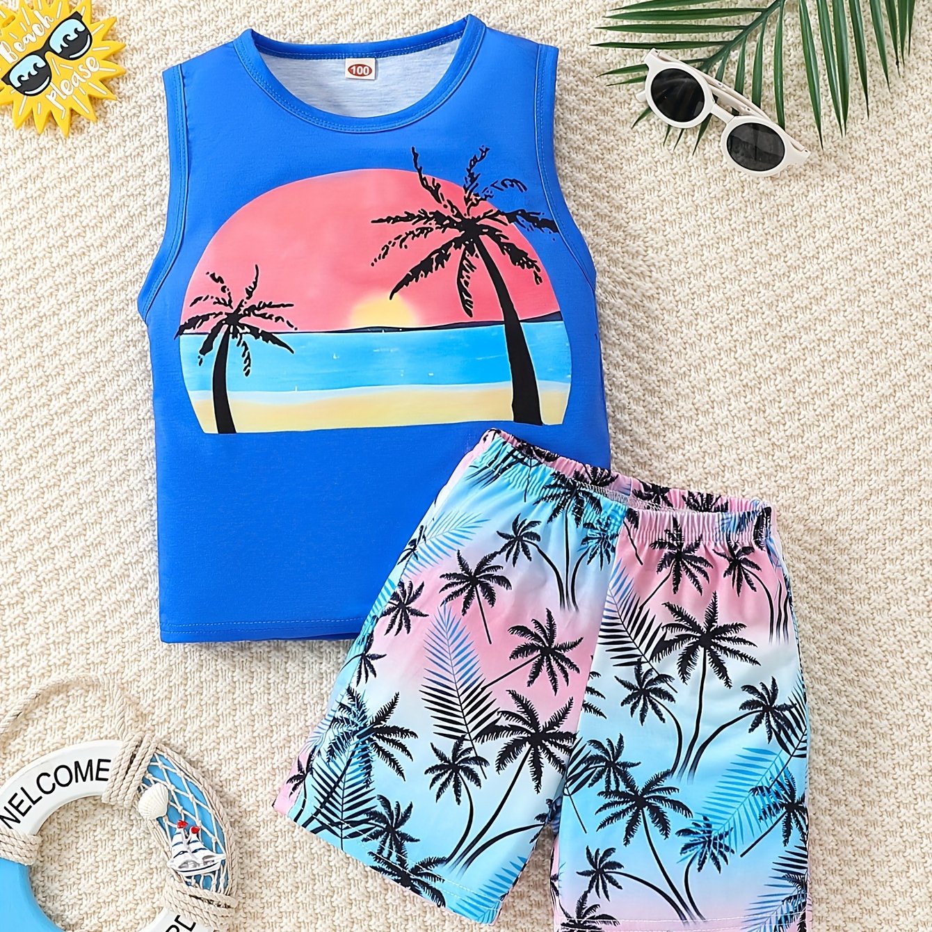 Conjunto de menino casual com estampado de coqueiros, composto por uma camisola de alças de gola redonda e calções. Confortável e respirável, perfeito para o verão, ideal para uso diário e atividades ao ar livre.