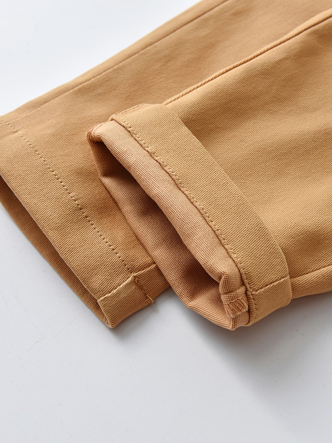 Conjunto de menino estilo cavalheiro, composto por camisa de manga comprida aos quadrados com botões e gravata borboleta, e calças com suspensórios. Ideal para uso diário e em atividades ao ar livre.