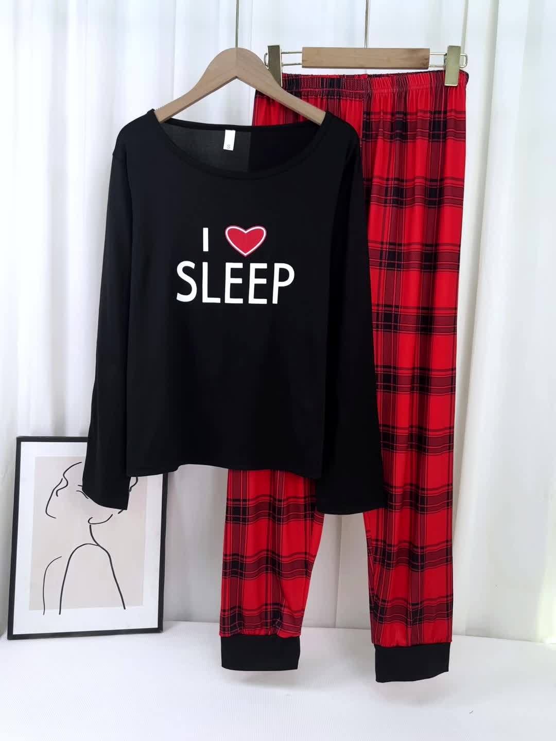 Conjunto de pijama para menina para o outono e inverno com mangas compridas, calças e estampado xadrez de corações e letras em estilo cartoon.