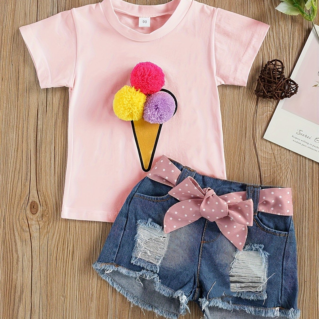 Conjunto adorável para menina com t-shirt de manga curta estampada com gelado e calções de ganga rasgados com detalhe de laço rosa - Roupa de verão elástica e respirável para uso casual, perfeita para atividades ao ar livre.