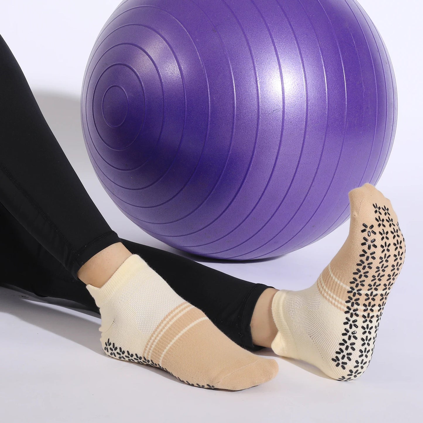 Wholesale Yoga Custom Stock Professional Sports Anti slip Gym Yoga Studio Skidproof Pilates Socks Match Yoga Socks for Women