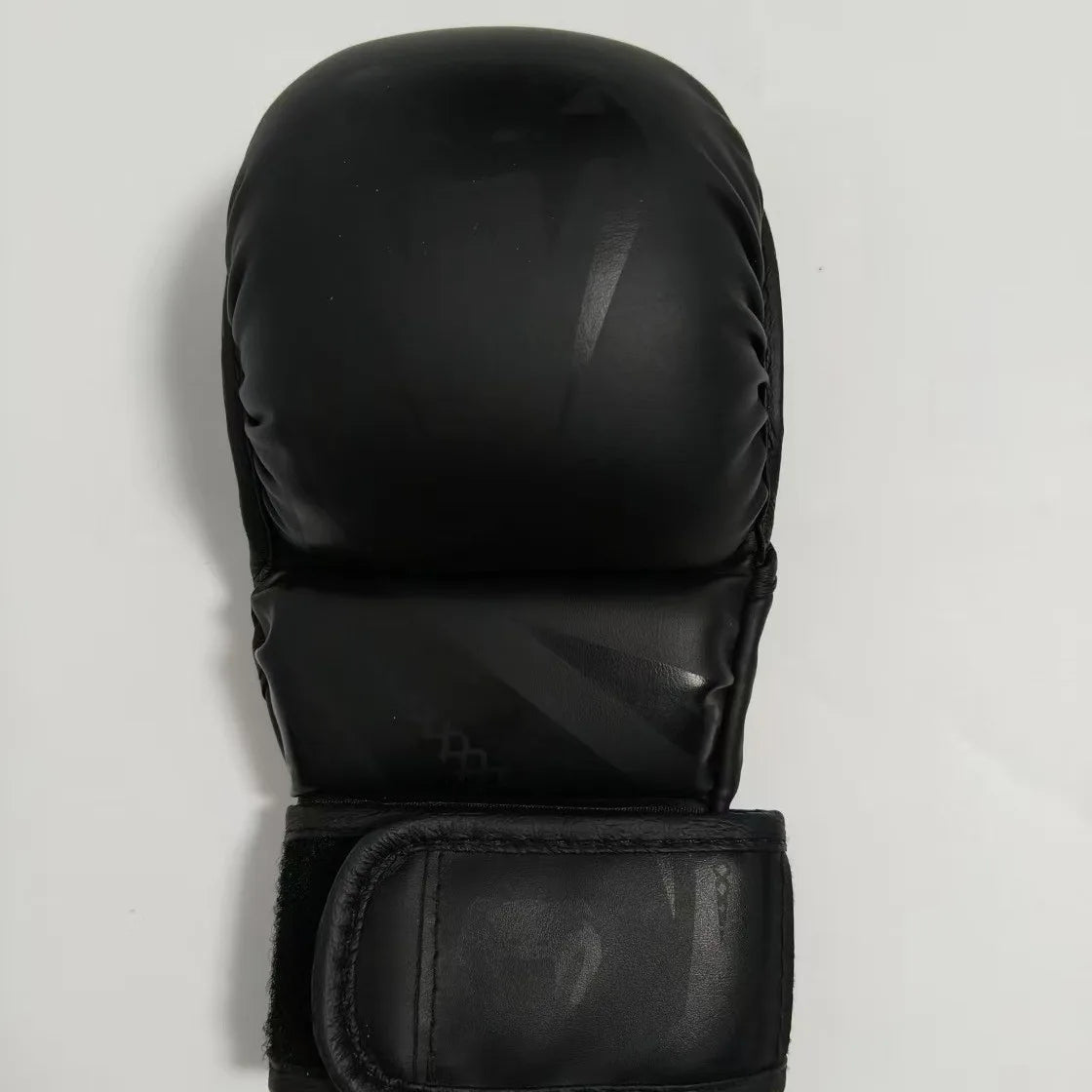 Professional 7oz Matt Black MMA Gloves for Sanda Training Sparring Grappling Muay Thai Printed Pattern Sizes 6oz 8oz for Gyms