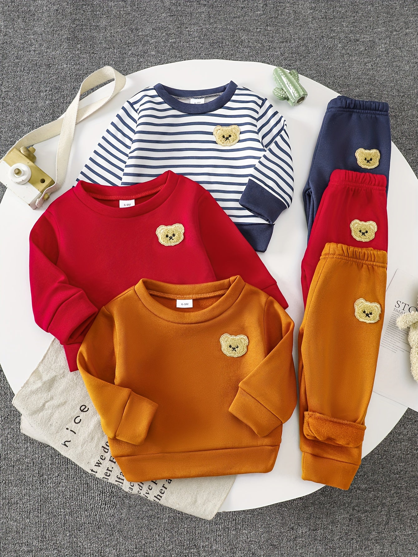 A Set of Three Fleece Hoodies for Baby Boys, Packaged in Six Pieces, Featuring a Cute Bear Patch. Perfect for Outdoor Wear During The Autumn And Winter Seasons, Making It a Great Gift for Children.