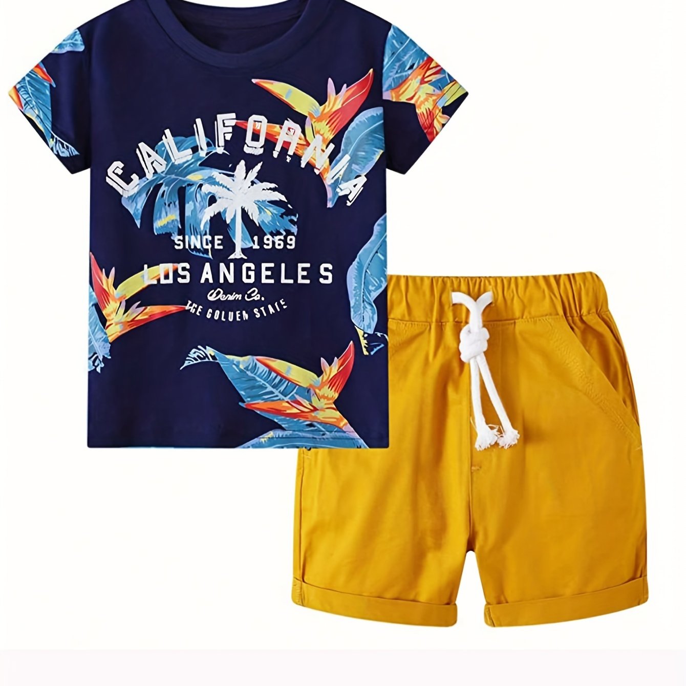 Conjunto de verão para criança com estampado de folhas da Califórnia, composto por t-shirt de gola redonda e calções.