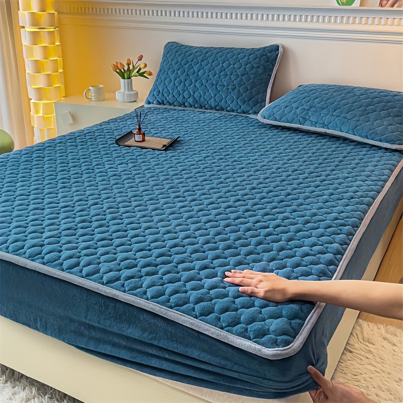 3pcs Soft And Comfortable Milk Velvet Fitted Sheet And Pillowcase Set, Sandwich Thickened Fitted Sheet And Pillowcase Set, Good Warmth Effect, Fitted Sheet Height 30Cm, Quilted Style Fitted Sheet, Suitable for Bedroom And Gue