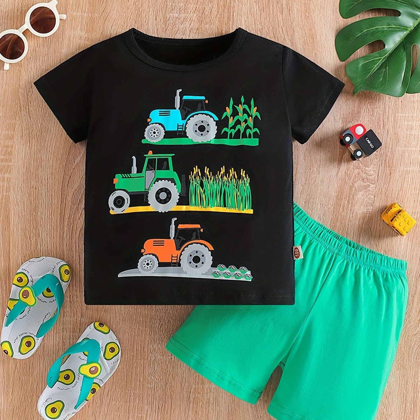 Conjunto de menino casual com estampado de tratores, composto por t-shirt de gola redonda e calções. Ideal para o dia a dia e para atividades ao ar livre.