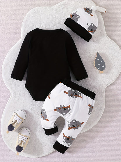 Conjunto de body de manga comprida, calças e gorro para bebé menino em algodão com estampado de coala a dormir super giro. Roupa para recém-nascido.