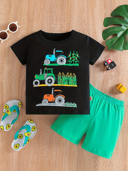 Conjunto de menino casual com estampado de tratores, composto por t-shirt de gola redonda e calções. Ideal para o dia a dia e para atividades ao ar livre.