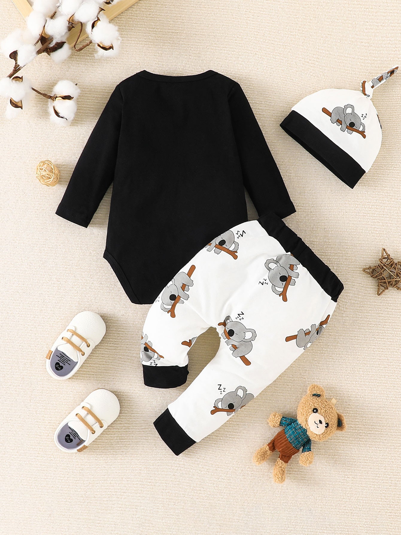 Conjunto de body de manga comprida, calças e gorro para bebé menino em algodão com estampado de coala a dormir super giro. Roupa para recém-nascido.