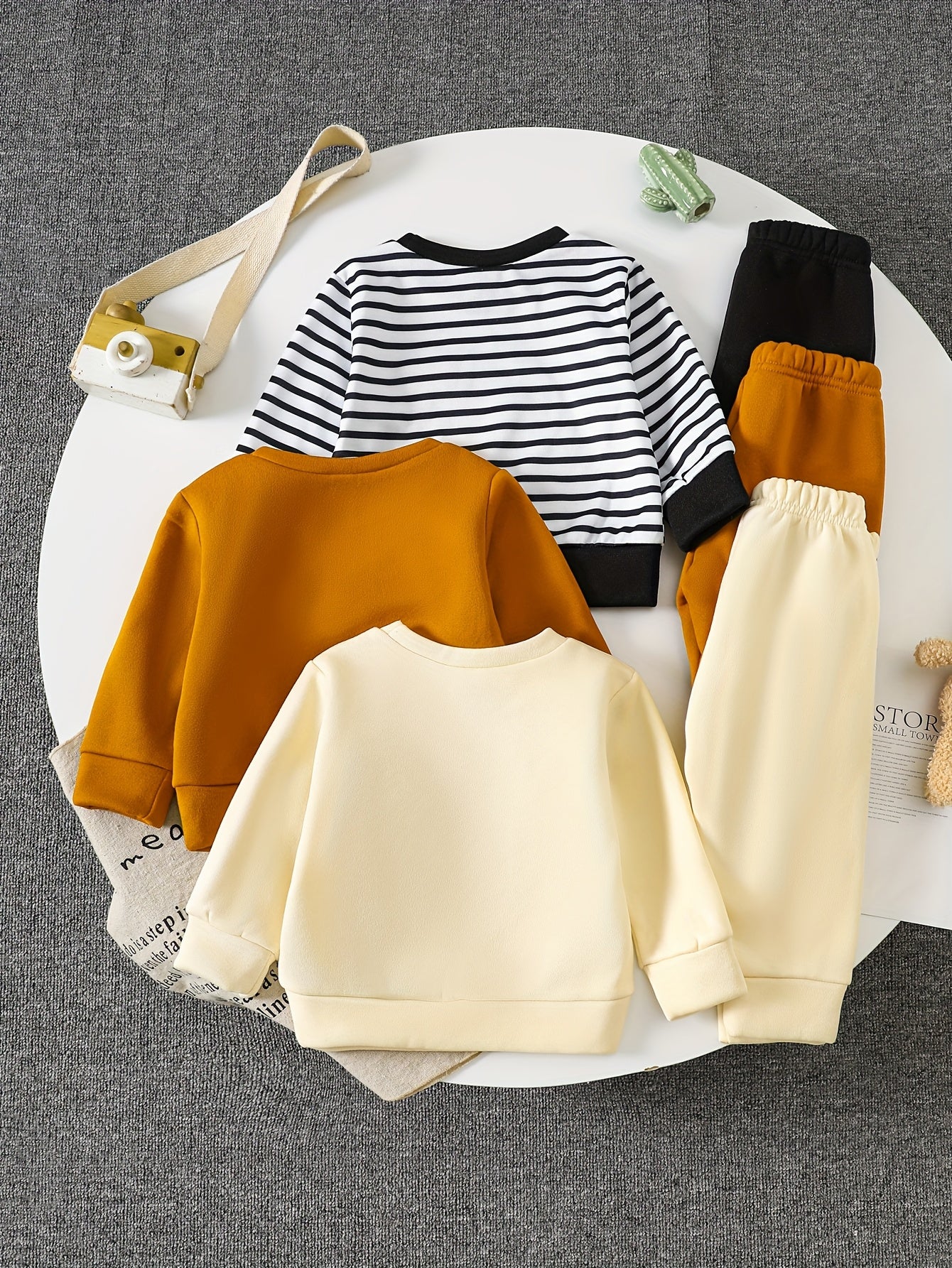 A Set of Three Fleece Hoodies for Baby Boys, Packaged in Six Pieces, Featuring a Cute Bear Patch. Perfect for Outdoor Wear During The Autumn And Winter Seasons, Making It a Great Gift for Children.