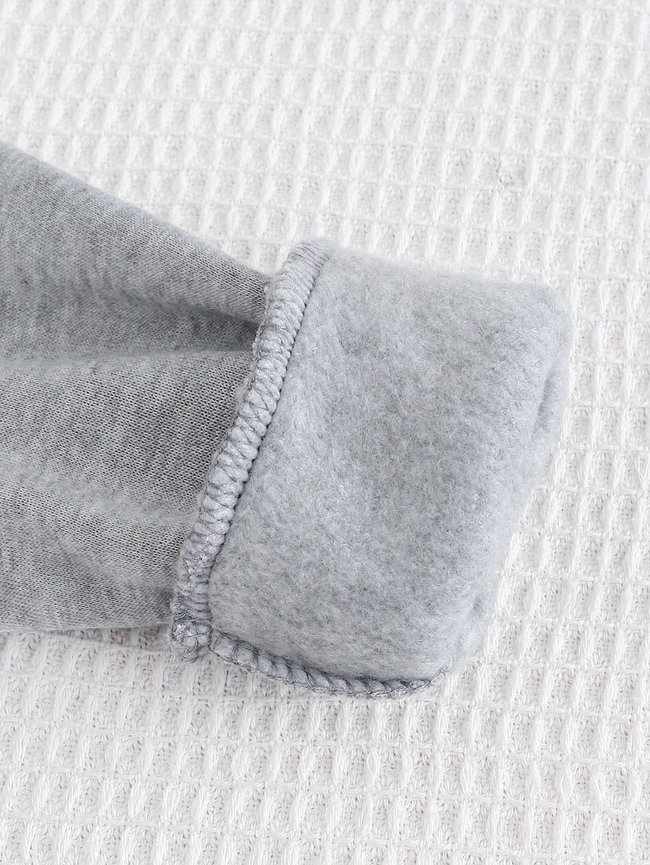 Boys' Autumn/Winter New Three-Piece Set with Mickey Mouse Classic Cartoon Print Long-Sleeve Round Neck Hoodie and Zip-Up Sleeveless Top, Matching Printed Sweatpants - Fleece-Lined Thickened Warm Comfortable Outfit for Parties