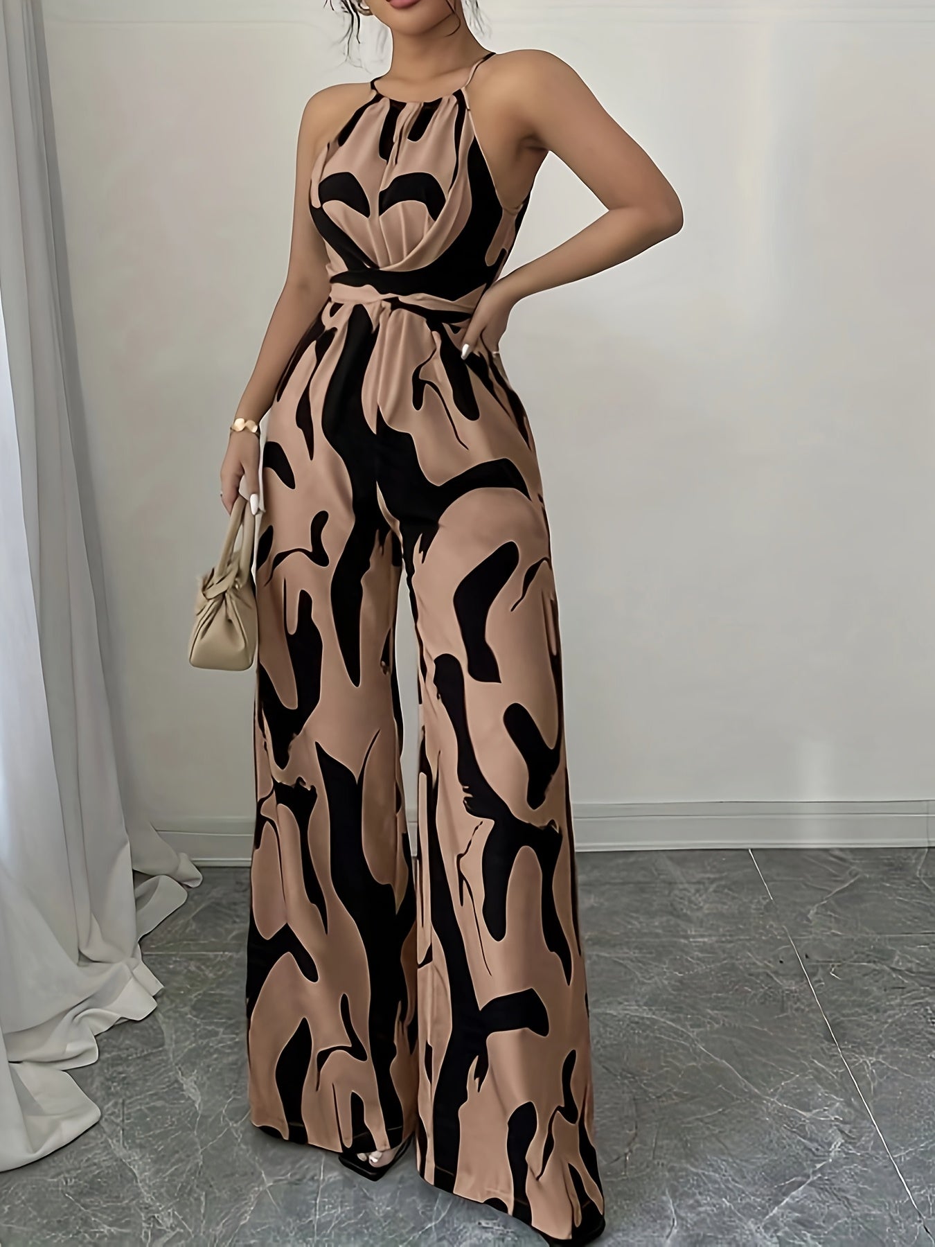 Elegante macacão feminino com ombros à mostra, estampado abstrato a preto e branco, pernas largas e atilhos na cintura - tecido de poliéster, perfeito para as férias e para um toque de elegância no dia a dia.