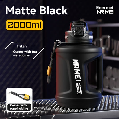 Garrafa de água NRMEI de 1,9 litros com marcador de tempo - Garrafa de hidratação de 1,9 litros livre de BPA, garrafa de água desportiva grande com palhinha e tampa, pega, adequada para campismo e ginásio.