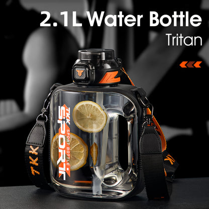 Garrafa de água de plástico com estampado de letras TKK, garrafa desportiva à prova de fugas com alça e alça de ombro, portátil para exercício e viagens.