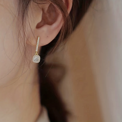 Brincos pendentes de luxo com decoração quadrada de zircónias brilhantes, banhados a ouro 14K e em cobre. Uma joia requintada para presente feminino.