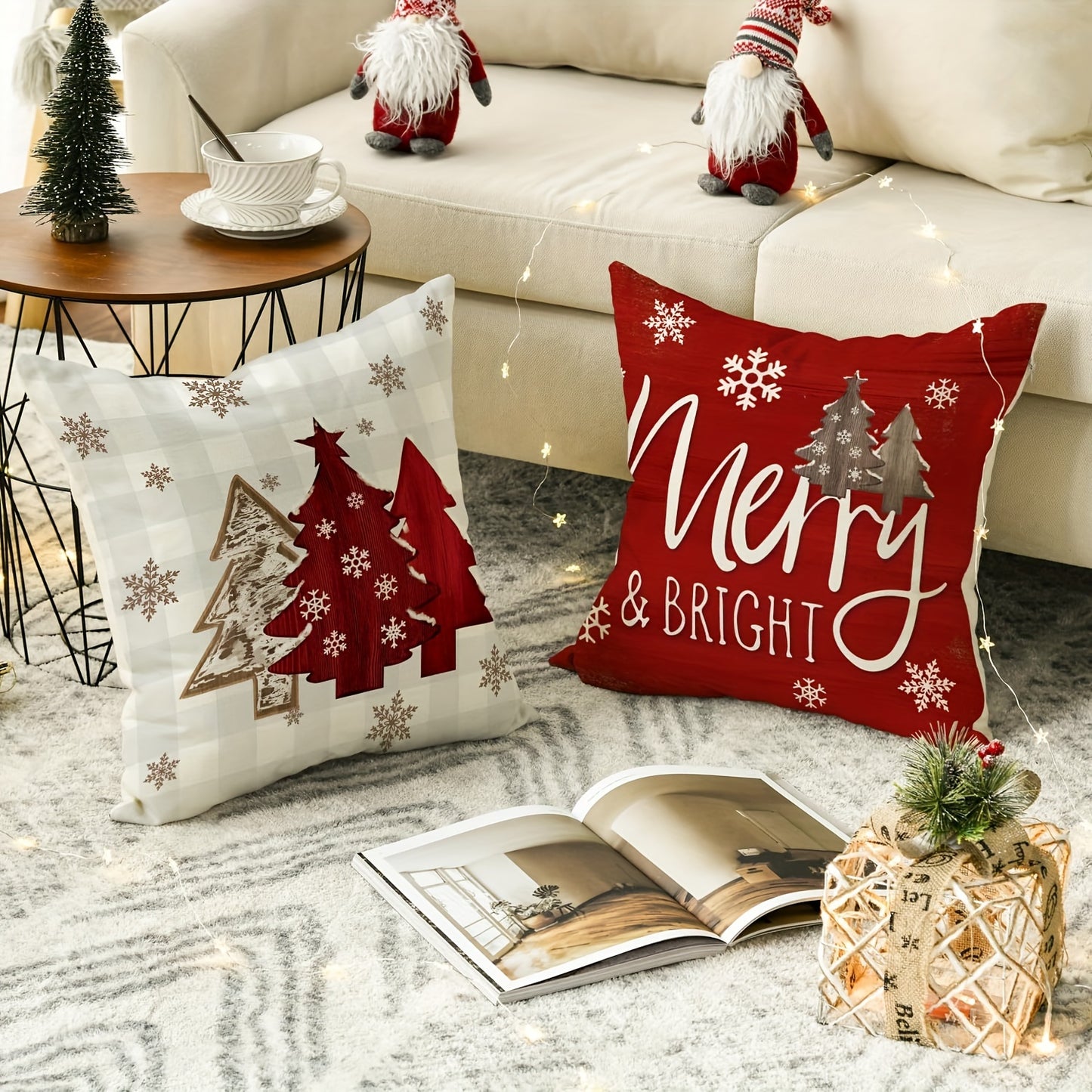 Conjunto de 4 capas de almofada Merry &amp; Bright Christmas Let It Snow com estampado xadrez buffalo e flocos de neve, além de árvores de Natal vermelhas para decoração de sofás e cadeirão.
