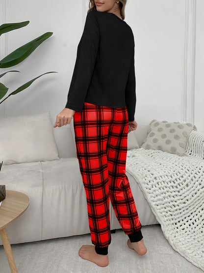 Conjunto de pijama para menina para o outono e inverno com mangas compridas, calças e estampado xadrez de corações e letras em estilo cartoon.