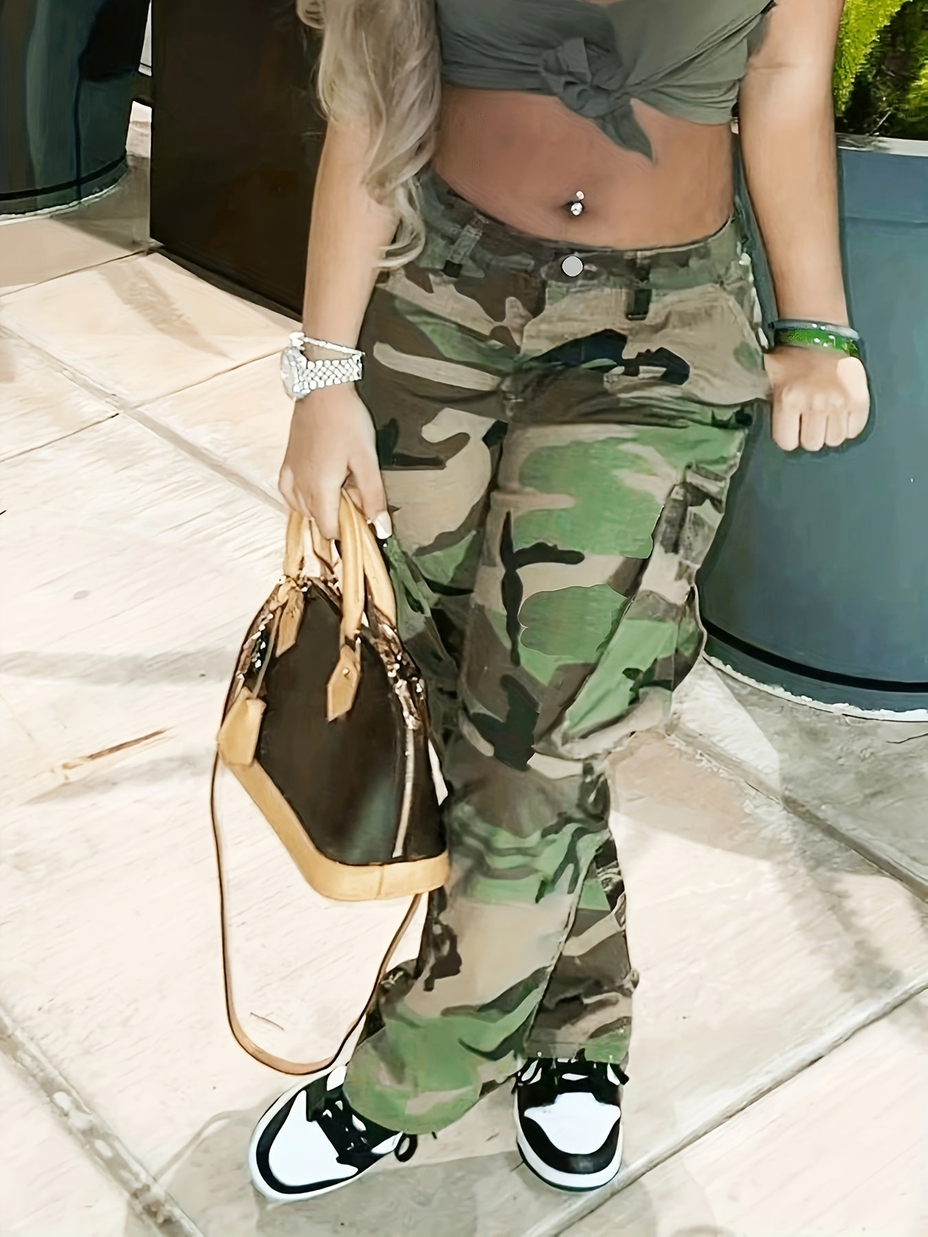 Calças de ganga cargo direitas de cintura subida com estampado camuflado, tecido médio elástico, bolso lateral com pala, cintura subida, calças de ganga femininas e roupa.