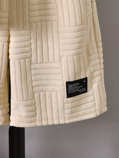 Conjunto de duas peças para menino, composto por t-shirt de manga curta com gola redonda e calções casuais, perfeito para atividades ao ar livre.