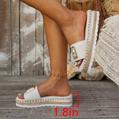 Sandálias de plataforma para mulher para praia com um elegante detalhe em palha.