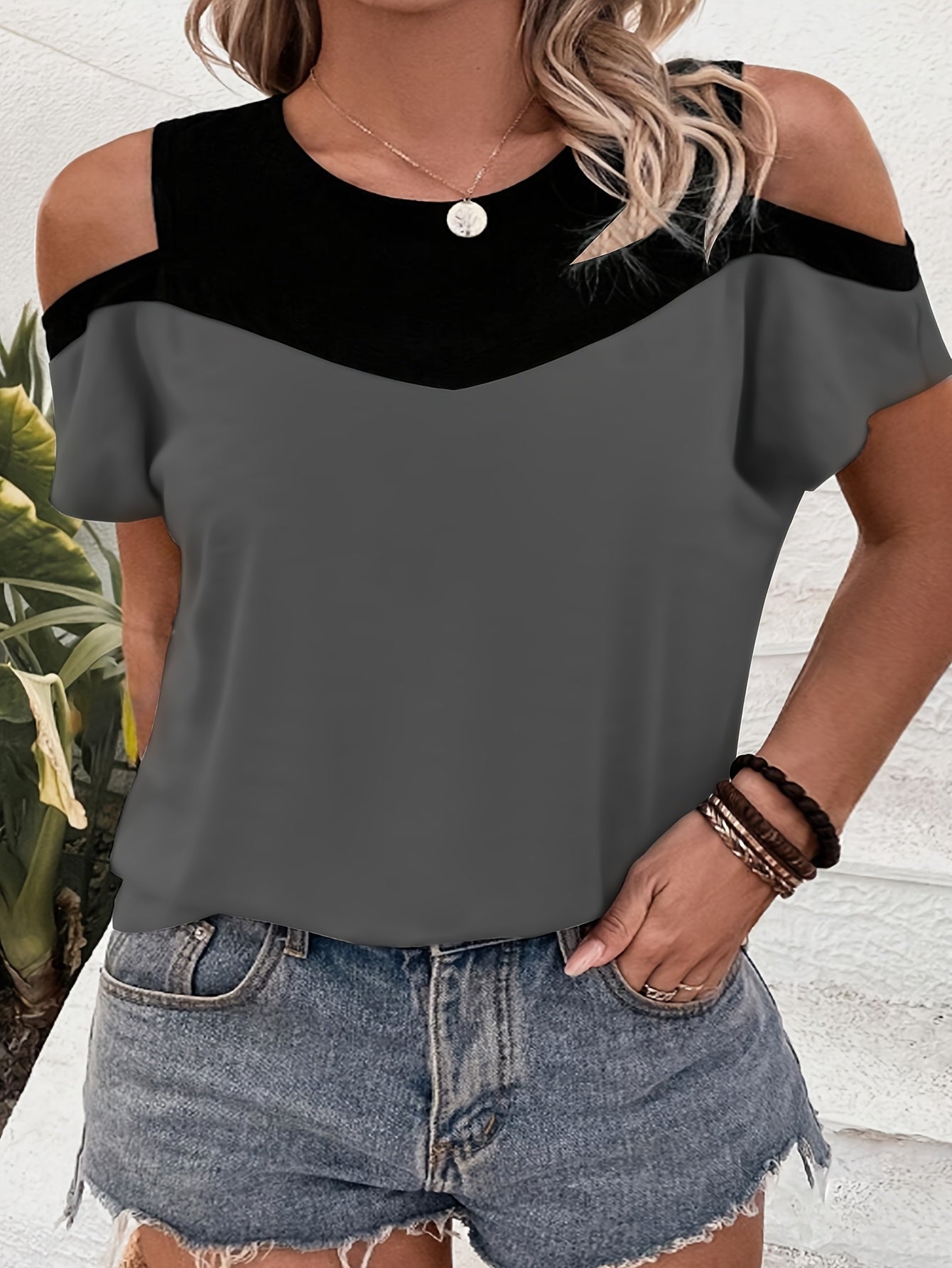9068# Women's Plus Size Off-Shoulder Round Neck T-Shirt - Color Block Striped Summer Top, Breathable Machine-Washable Casual Elegant Tee, Ladies T Shirts, Easycare Clothing, Nontransparent Fabric, Relaxed Fit, Stylish Blouse,
