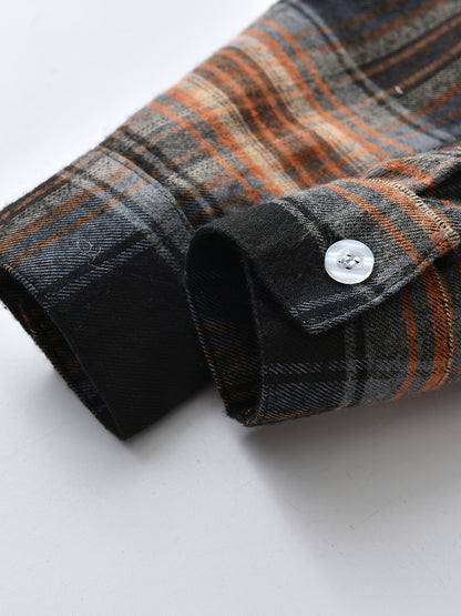 Conjunto de menino estilo cavalheiro, composto por camisa de manga comprida aos quadrados com botões e gravata borboleta, e calças com suspensórios. Ideal para uso diário e em atividades ao ar livre.