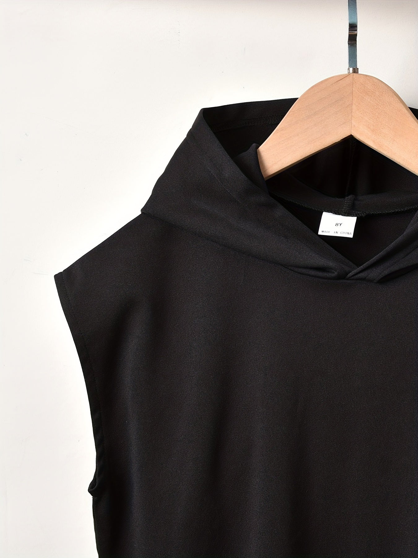 Conjunto elegante de t-shirt de manga curta com estampado de letras e calções para menino, ideal para atividades ao ar livre.