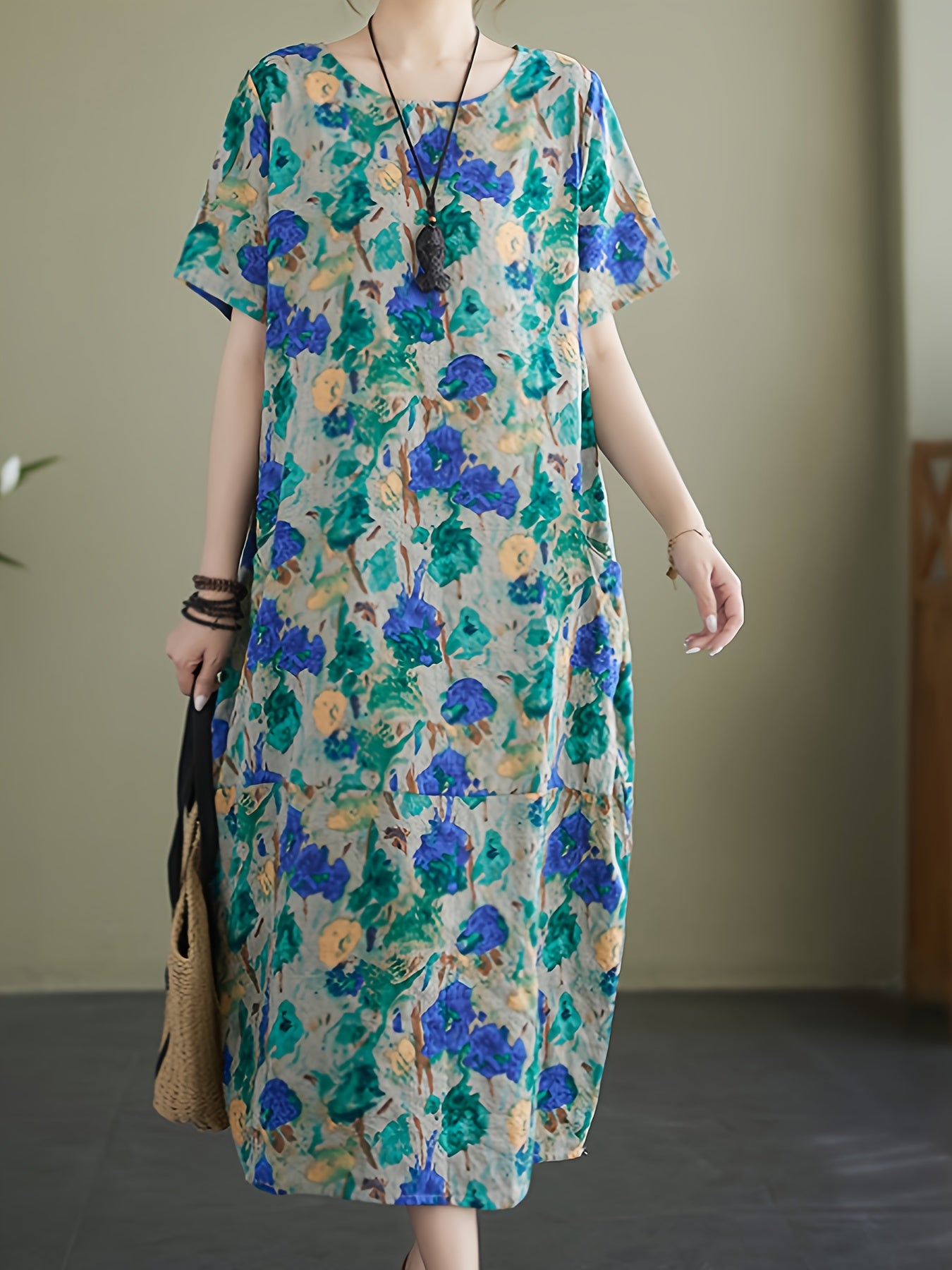 Vestido largo com estampado total e bolso, modelo casual de manga curta e gola redonda. Roupa feminina.