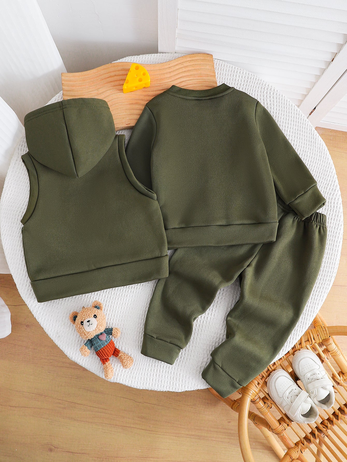 Boys' Autumn/Winter New Three-Piece Set with Mickey Mouse Classic Cartoon Print Long-Sleeve Round Neck Hoodie and Zip-Up Sleeveless Top, Matching Printed Sweatpants - Fleece-Lined Thickened Warm Comfortable Outfit for Parties