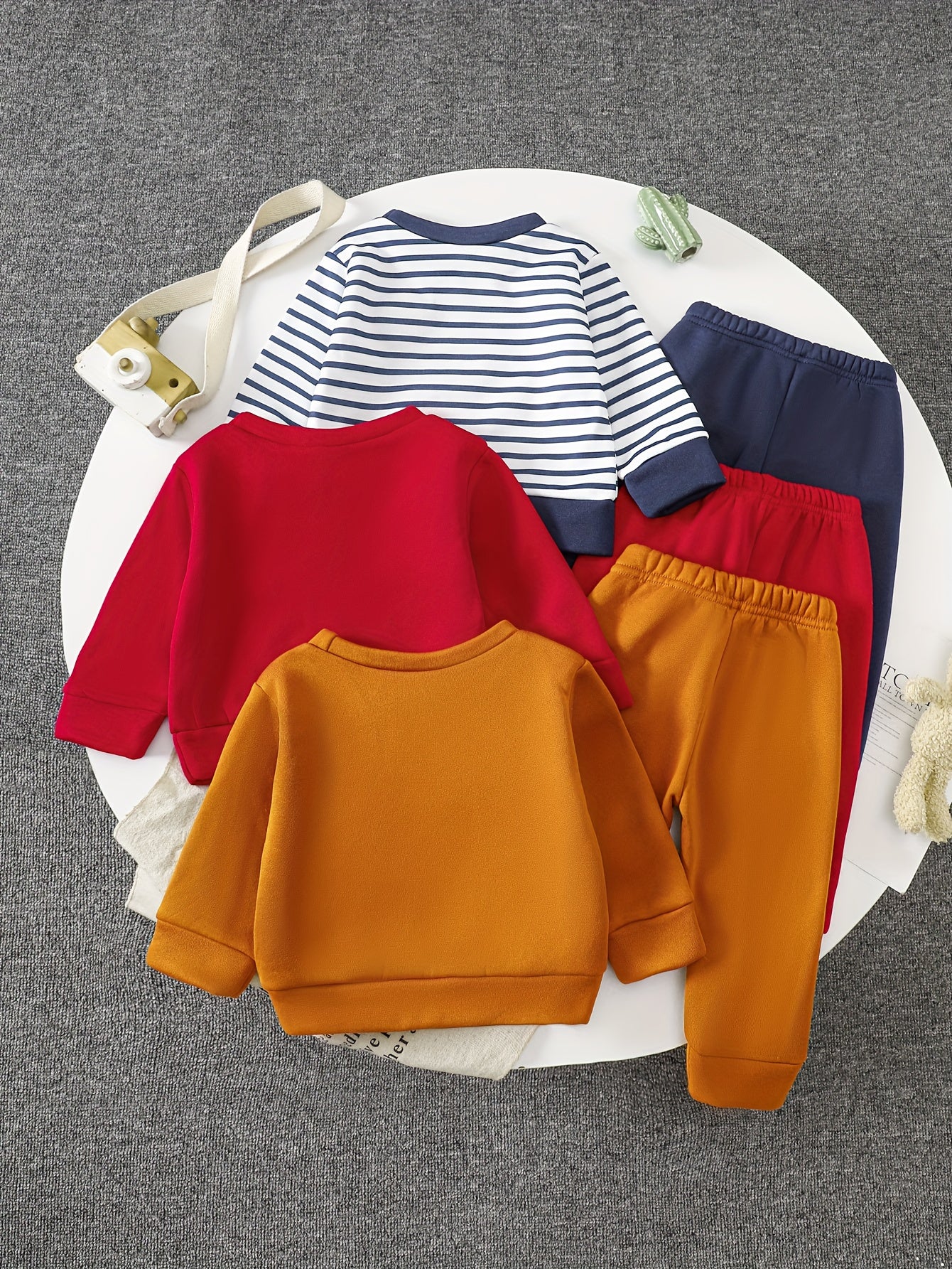 A Set of Three Fleece Hoodies for Baby Boys, Packaged in Six Pieces, Featuring a Cute Bear Patch. Perfect for Outdoor Wear During The Autumn And Winter Seasons, Making It a Great Gift for Children.