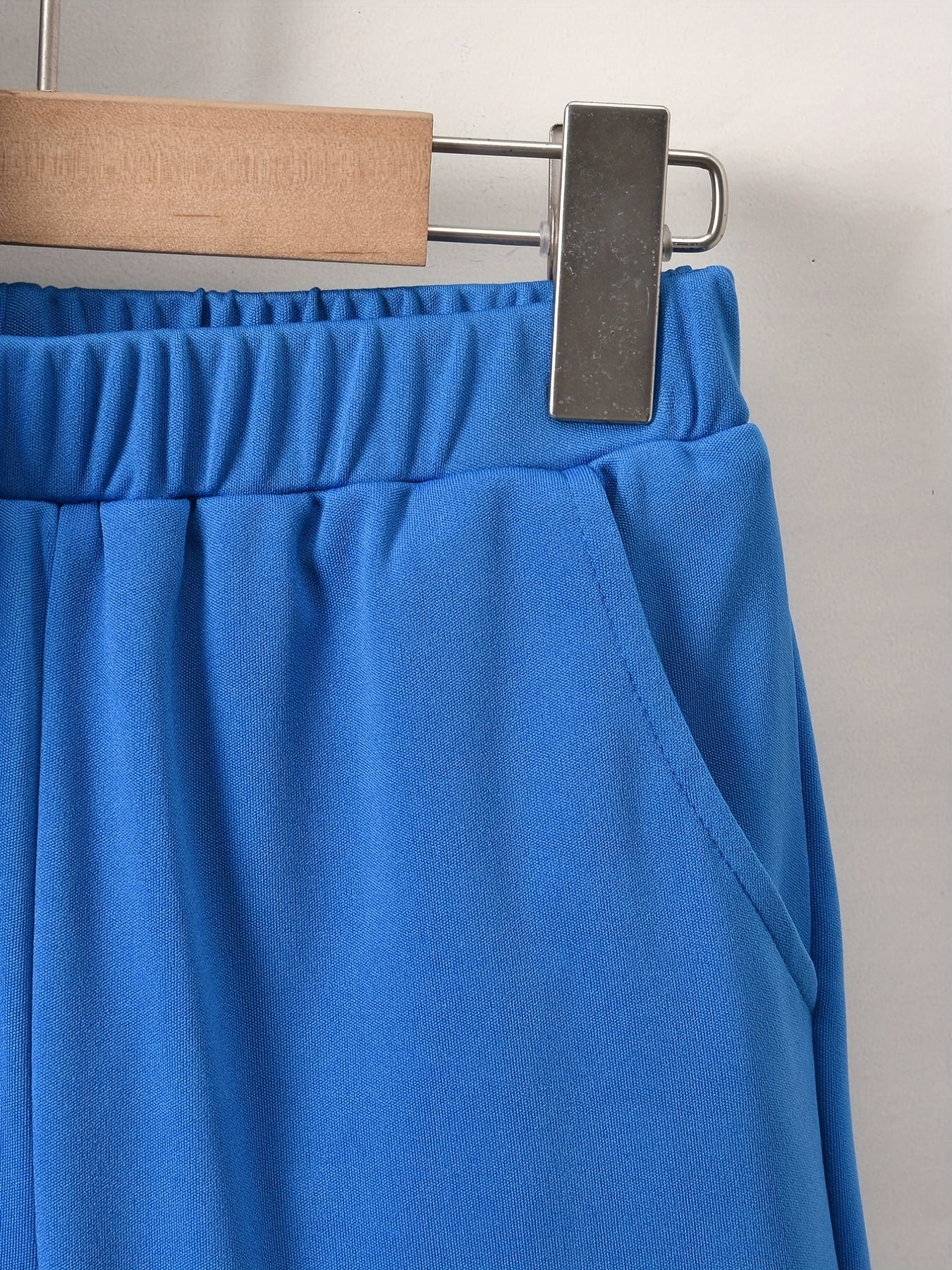 Conjunto elegante de t-shirt de manga curta com estampado de letras e calções para menino, ideal para atividades ao ar livre.