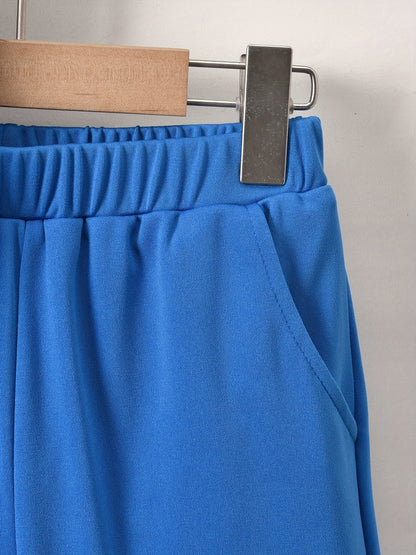 Conjunto elegante de t-shirt de manga curta com estampado de letras e calções para menino, ideal para atividades ao ar livre.