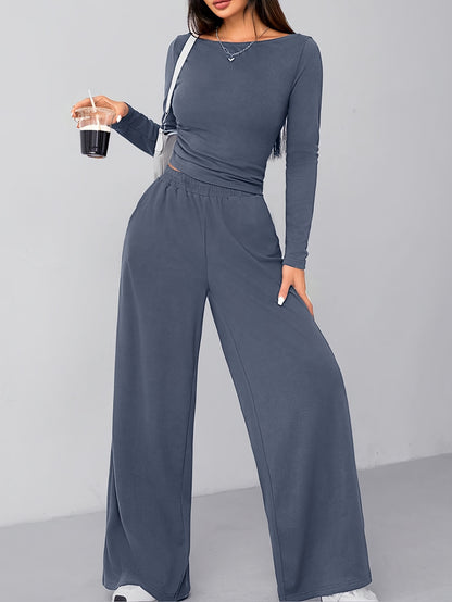 Conjunto de calças largas e corte descontraído para um look moderno e despojado em casa.