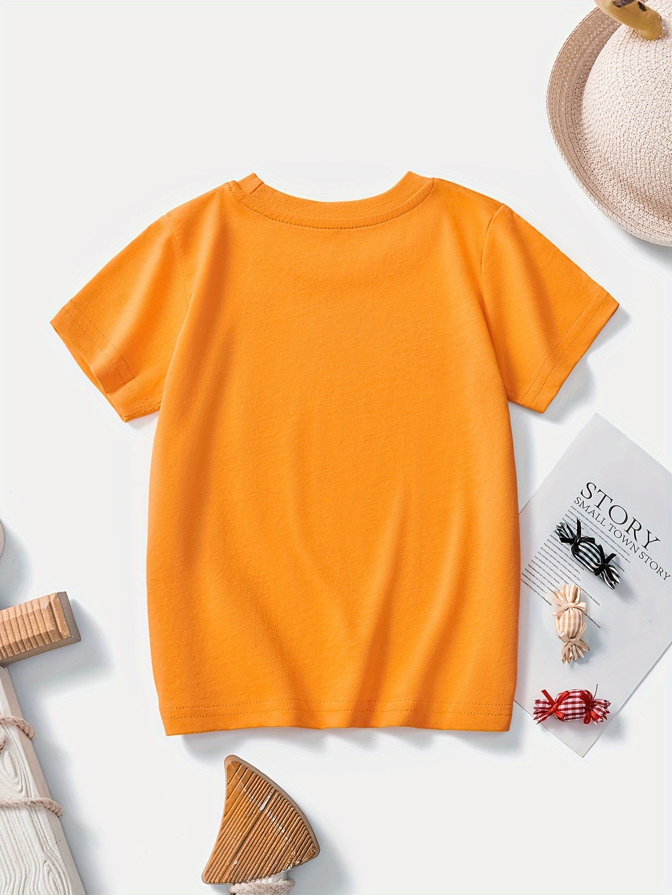 T-shirt de manga curta para criança em algodão com estampa de escavadora de desenho animado, respirável e moderna para o verão.