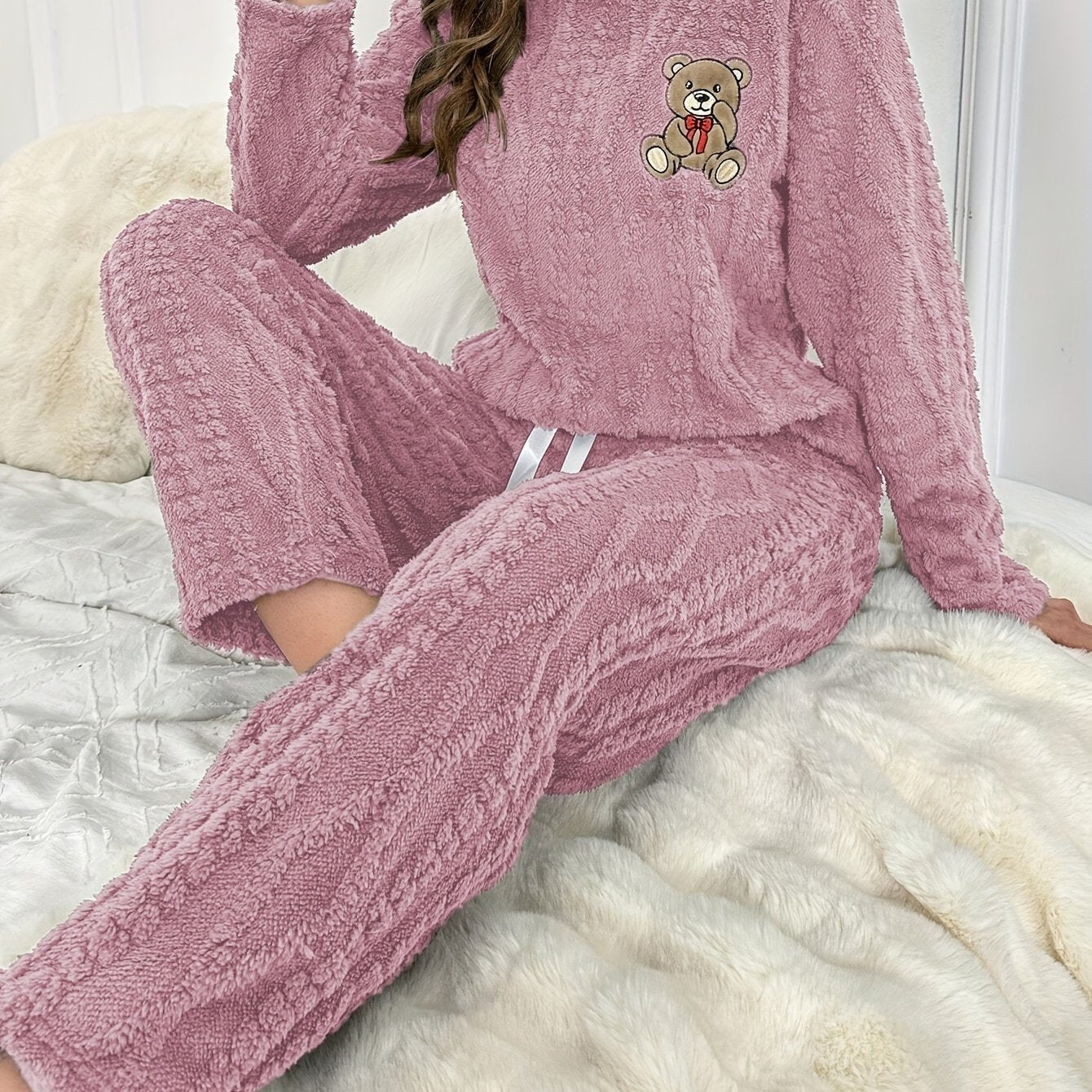 Pijama de menina em pelúcia para o outono e inverno - Conjunto com blusa de manga comprida em veludo coral grosso, gola redonda e calças. Estampado fofinho de ursinho bordado, ideal para o dia a dia. Roupa casual e confortável.