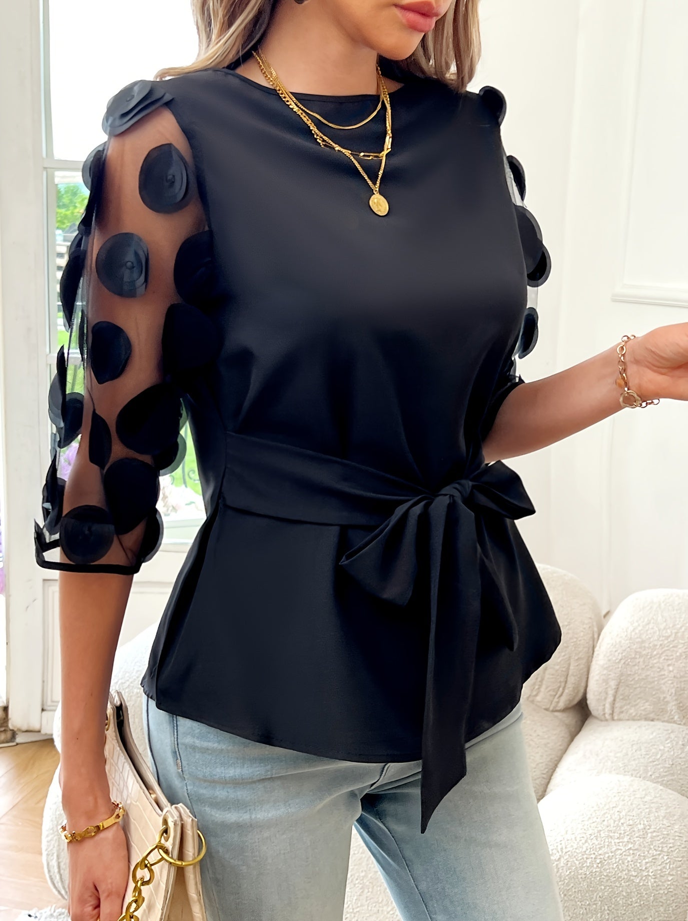 Blusa elegante com ombros à mostra, painel de tule transparente e detalhe de atar na cintura - Cor sólida chique, mangas curtas, lavável à máquina - Perfeita para looks elegantes.