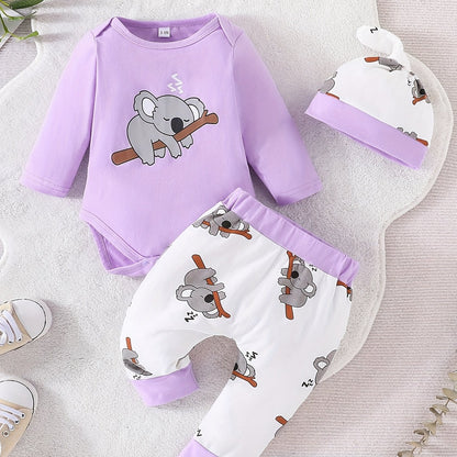 Conjunto de body de manga comprida, calças e gorro para bebé menino em algodão com estampado de coala a dormir super giro. Roupa para recém-nascido.