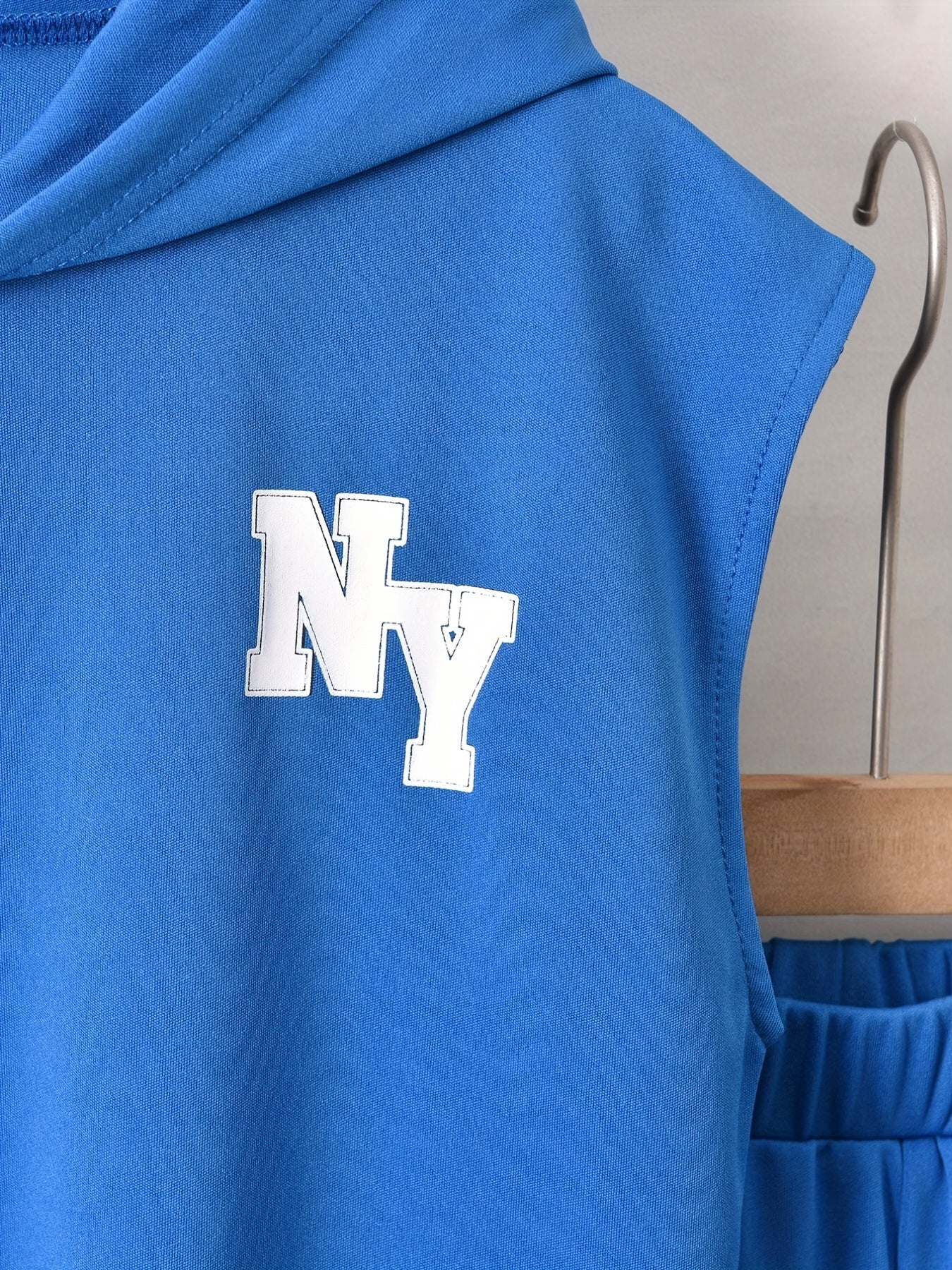 Conjunto elegante de t-shirt de manga curta com estampado de letras e calções para menino, ideal para atividades ao ar livre.