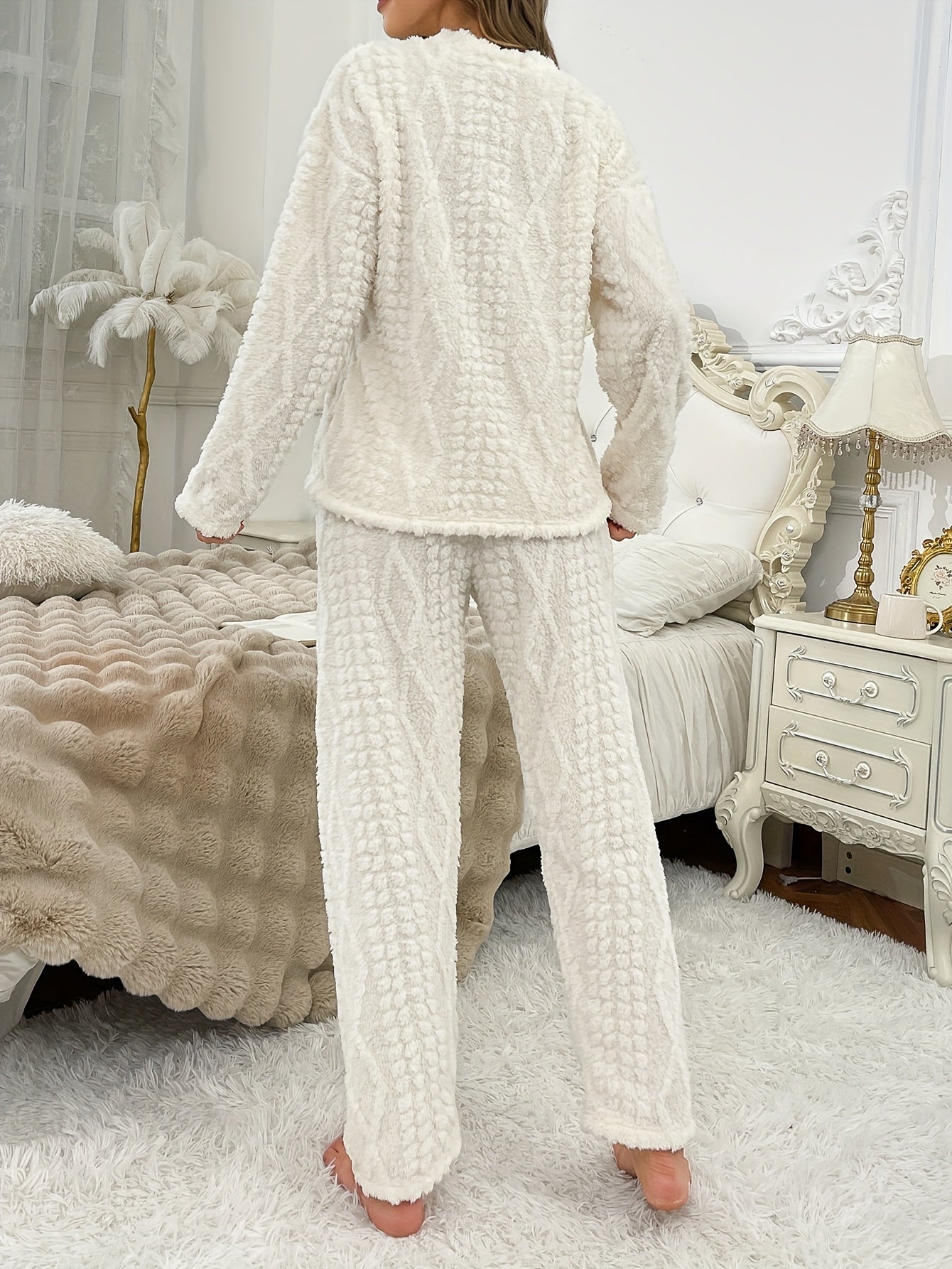 Pijama de menina em pelúcia para o outono e inverno - Conjunto com blusa de manga comprida em veludo coral grosso, gola redonda e calças. Estampado fofinho de ursinho bordado, ideal para o dia a dia. Roupa casual e confortável.