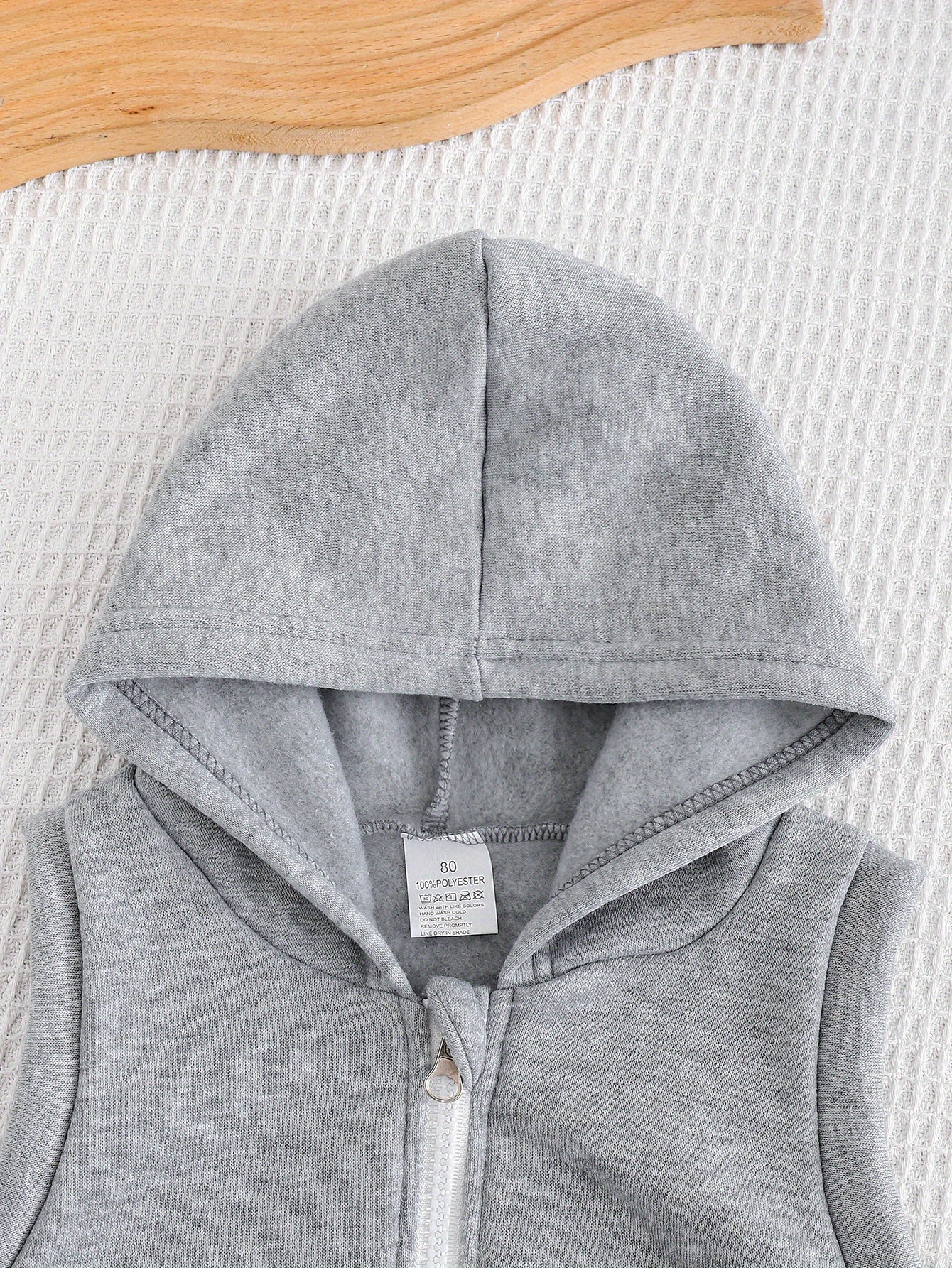 Boys' Autumn/Winter New Three-Piece Set with Mickey Mouse Classic Cartoon Print Long-Sleeve Round Neck Hoodie and Zip-Up Sleeveless Top, Matching Printed Sweatpants - Fleece-Lined Thickened Warm Comfortable Outfit for Parties