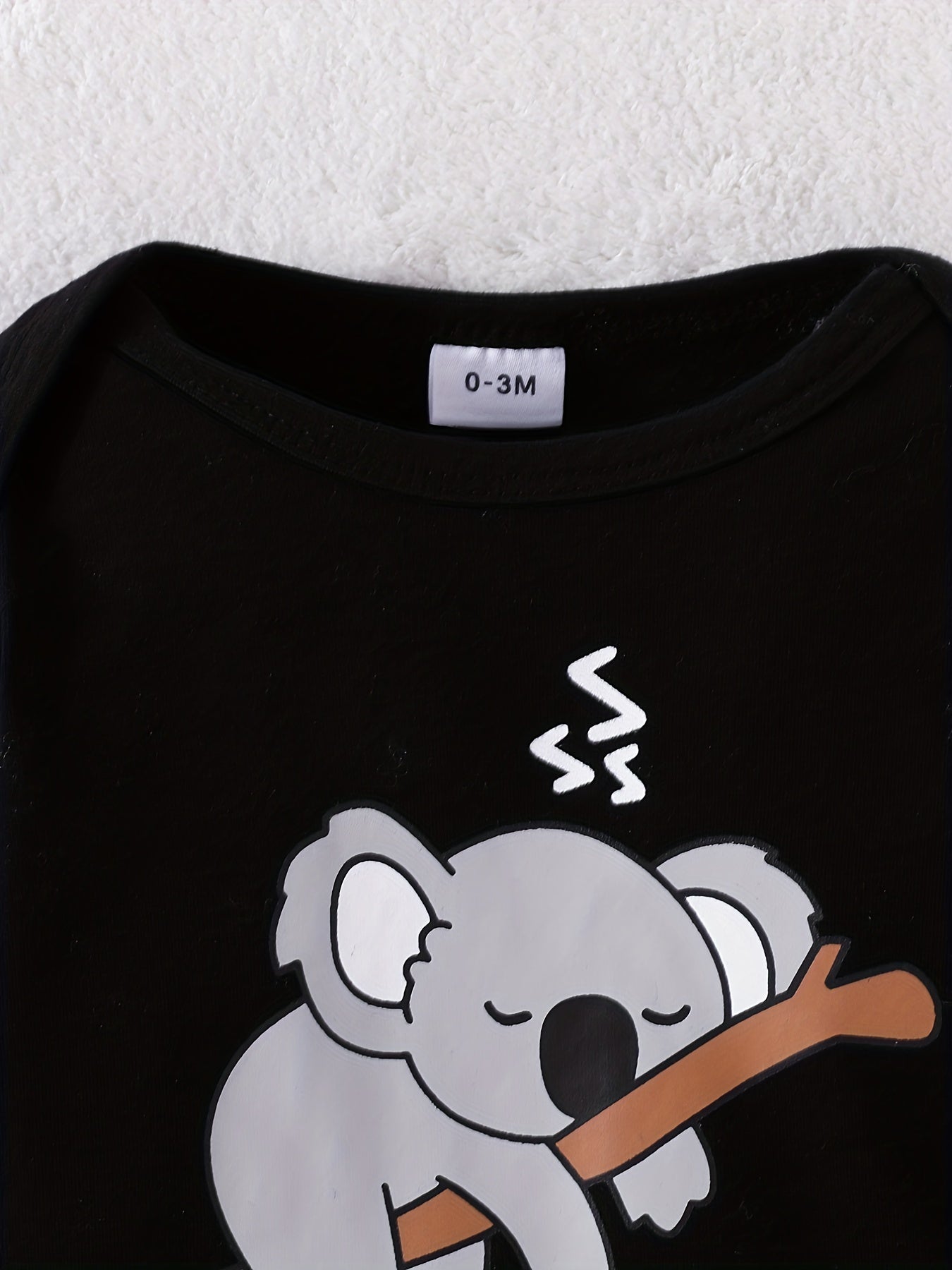 Conjunto de body de manga comprida, calças e gorro para bebé menino em algodão com estampado de coala a dormir super giro. Roupa para recém-nascido.