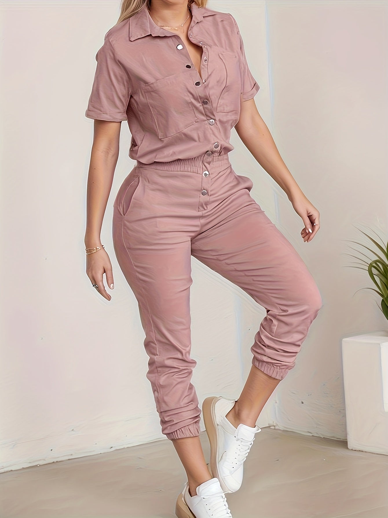 Macacão casual para mulher com decote em V e detalhes de botões - Manga curta, cintura elástica, bolsos, cor lisa, ideal para todas as estações, modelagem regular, perfeito para passeios e looks casuais | Macacão com decote em V | Tecido