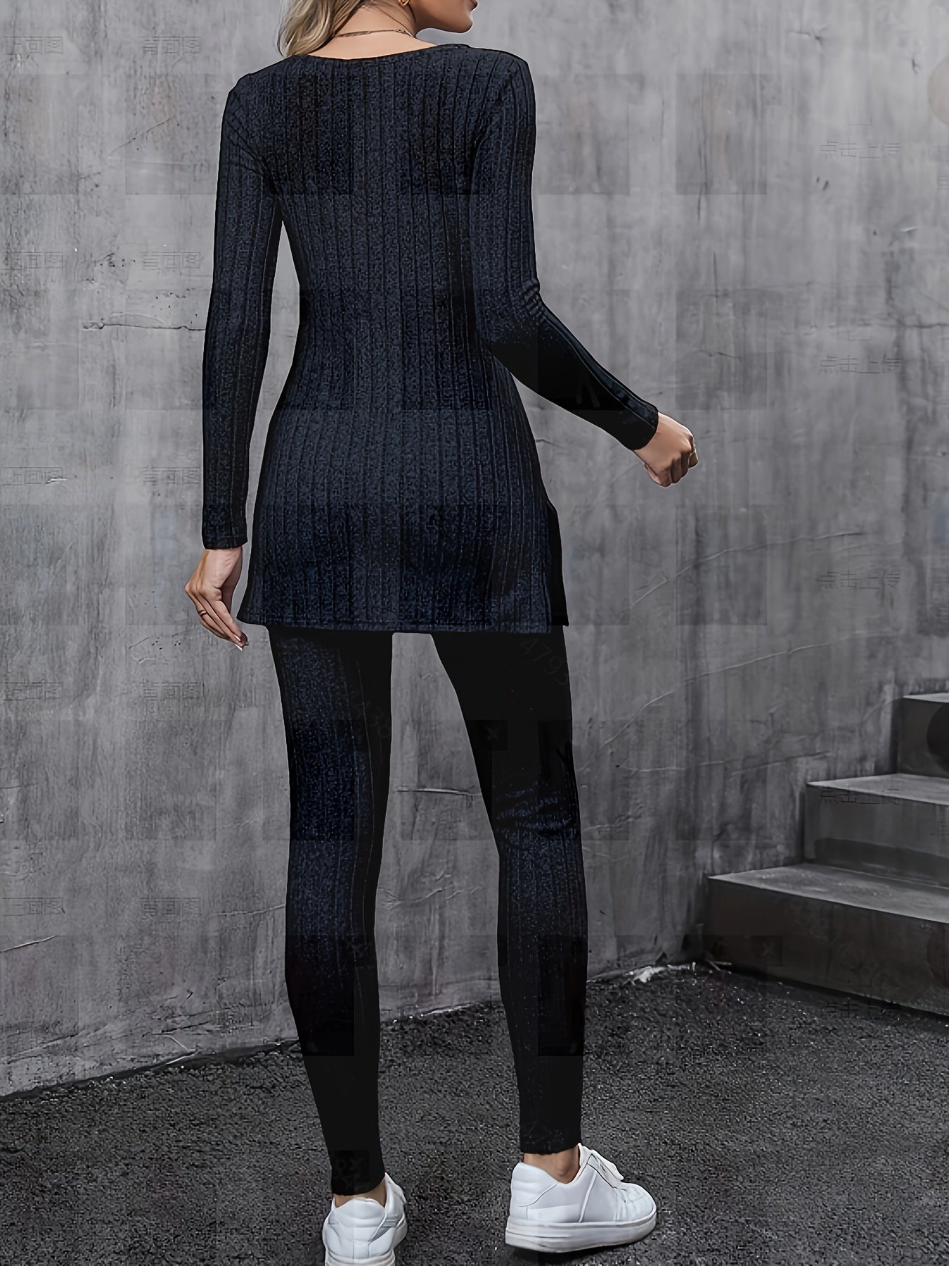 Conjunto de duas peças canelado com abertura lateral, composto por t-shirt de manga comprida e calças, para uso casual. Roupa feminina.