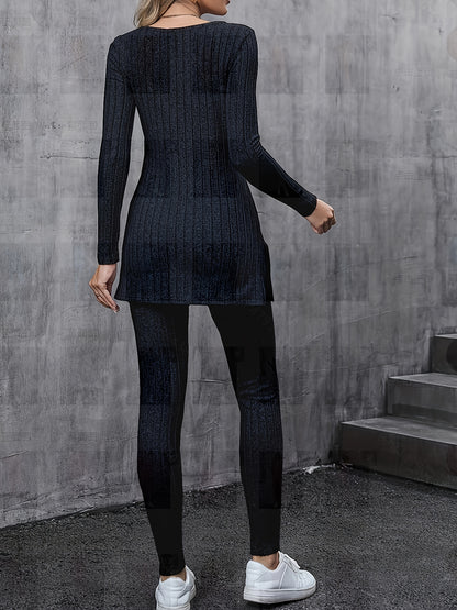 Conjunto de duas peças canelado com abertura lateral, composto por t-shirt de manga comprida e calças, para uso casual. Roupa feminina.