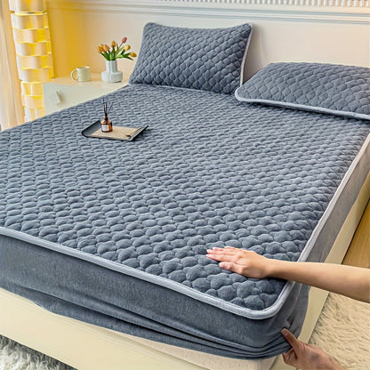 3pcs Soft And Comfortable Milk Velvet Fitted Sheet And Pillowcase Set, Sandwich Thickened Fitted Sheet And Pillowcase Set, Good Warmth Effect, Fitted Sheet Height 30Cm, Quilted Style Fitted Sheet, Suitable for Bedroom And Gue