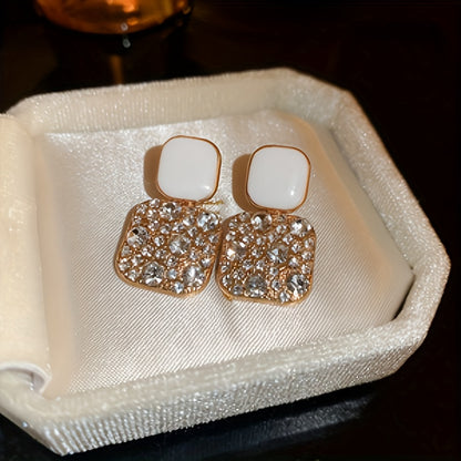 Brincos pendentes quadrados com decoração brilhante de strass, estilo luxuoso e elegante, em liga metálica, perfeitos para festas e banquetes.