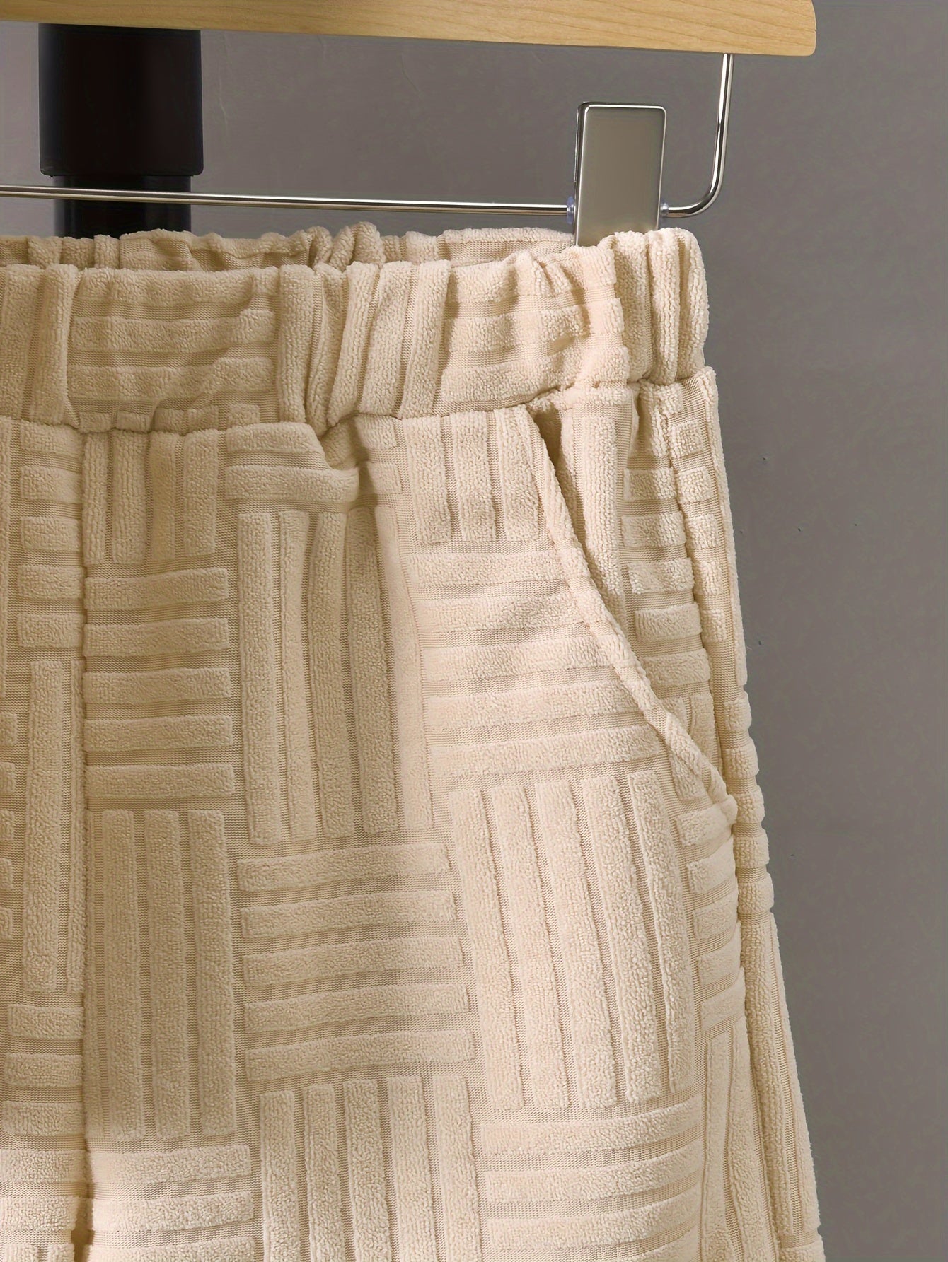 Conjunto de duas peças para menino, composto por t-shirt de manga curta com gola redonda e calções casuais, perfeito para atividades ao ar livre.